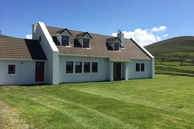Image de Maison spacieuse, confortable et chaleureuse avec une vue imprenable sur la mer