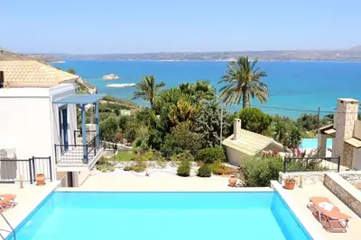 Villa de 3 chambres, piscine à débordement, vue imprenable sur la mer et la montagne, près de la plage.
