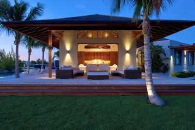 Image de Villa - Façade du canal - Grande terrasse ensoleillée - Salon extérieur / Véranda couverte