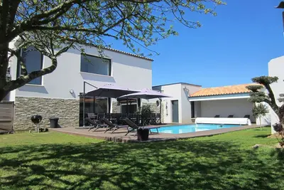 Image de Villa avec spa et piscine chauffée proche plage