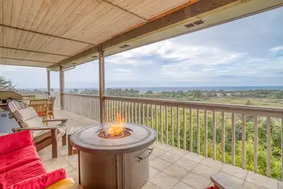 Image de Spacieuse maison vue sur l'océan avec King Suite et bain à remous, deux espaces de vie, double pont et foyer