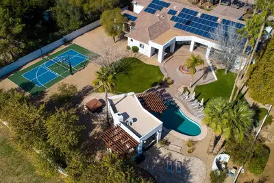 Image de *Entertainers Paradise* Arcade/Golf Simu/Pickleball/Theater/Gym/Swim-up Bar!
