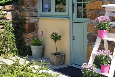 Chalet romantique confortable avec bain à remous, panier artisanal, 4-Poster. Un espace incroyable!