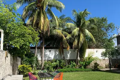 Image de Oasis du centre-ville. Coco 2. Un pâté de maisons de la mer. Jardin et vélos.