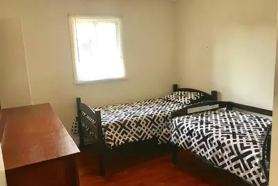 Image de 3 chambres à coucher près de l'université, Nav Ctr et bus de ville