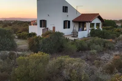 Image de Villa lumineuse dans une oasis de verdure avec vue sur la mer