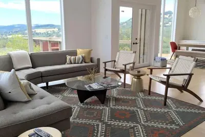 Profitez de la paix et de la tranquillité dans ce ranch historique de 50 acres au cœur de Sonoma