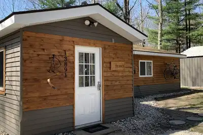 Image de Nouveau! Beaucoup de charme! Près de Caberfae, Crystal Mountain, Tippy Dam & Beaches!