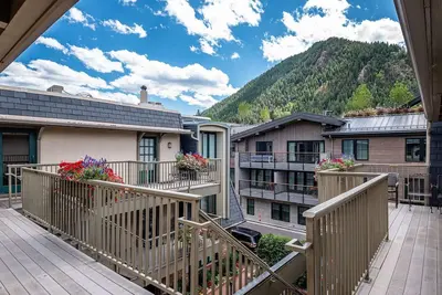 Image de Nouvelle liste! Incroyable emplacement dans le centre-ville d'Aspen! 50 mètres de gondole. Wood Fp. Laveuse / sécheuse.