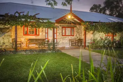 Image de Monkey Place Country House - Unique, sandstone 4 bdrm home with pool, spa and awesome fireplace!