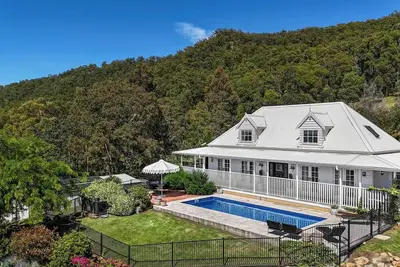 Image de Montana - Beautiful mountain-side 4 bdrm home with views and pool