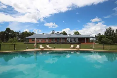 Image de Verona House - Enormous 6 bedroom house with fabulous pool in the heart of Pokolbin!