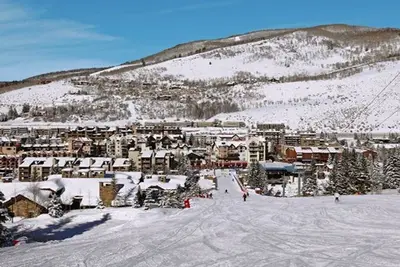 Image de 15 miles de pistes ouvertes dans les montagnes Rocheuses du Colorado au Vail Run Resort!