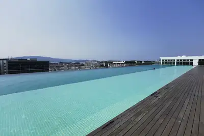 Suite de luxe / 2-8 pax / Zone urbaine / Piscine à débordement avec vue majestueuse sur le coucher de soleil