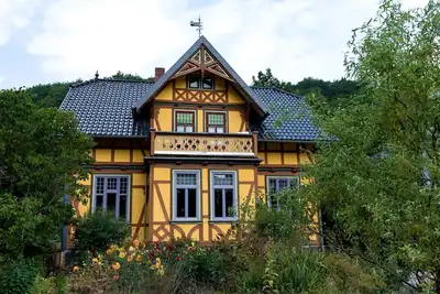 Image de Landhaus Kunterbunt dans la forêt et la rivière avec du poulet et des moutons dans la forêt de Thuringe