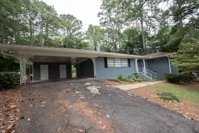 Image de Maison moderne à 10 minutes du centre-ville et de l'aéroport 9 lits