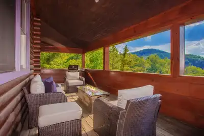 Image de Bear Mountain Getaway: Vues sur la montagne! Isolé, Top Services, Hot Tub, à proximité des attractions!