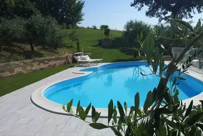 Image de Petite maison de campagne avec piscine et parc