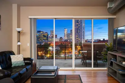 Image de Amazing view downtown Denver, walkable, Large balcony, secure garage parking: 'Loft Livin' in LoHi\"
