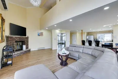 Image de Quatre chambres récemment rénovées avec une terrasse, 4 et 1/2 salles de bain