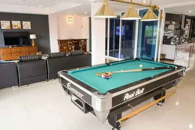 Image de ★ 3br Accueil ★ ⋆ Centre de la ville ❤ ping-pong & table de billard - Great Location! !