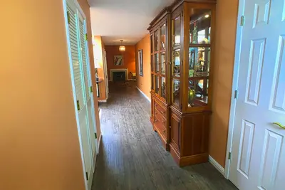 Image de Marchez vers Starbucks et Whole Foods. Profitez de la maison de ville et des œuvres d'art