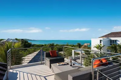 Image de Villa de plage contemporaine de luxe avec une chambre