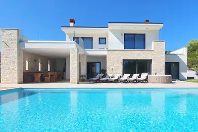 Image de Toute nouvelle Villa Marlera enchanteur avec vue sur la mer et piscine privée à débordement