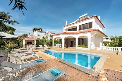 Image de Spacious 4 bedroom villa, private pool, free air conditioning and wifi