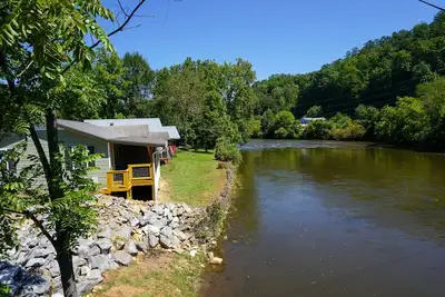 Image de Chalet au bord de la rivière idéal pour la pêche, kyaking ou tube.