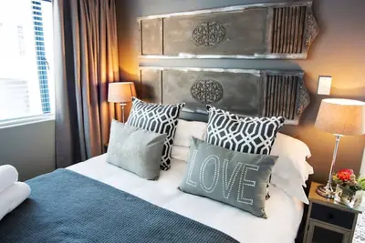 Image de Appartement chic de deux chambres dans un emplacement privilégié