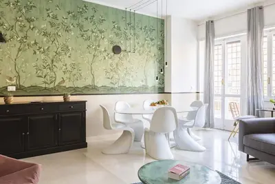 Image de L’appartement San Saba peut accueillir jusqu’à 12 personnes et est composé de 5 chambres, d’un spacieux salon, de trois salles de bain et d’une cuisine moderne. Il jouit d’une grande terrasse, dotée d’un salon et d’une salle à manger ex