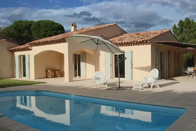 Image de Villa de la Désirade avec piscine, climatisation et grand jardin privé au centre du village viticole