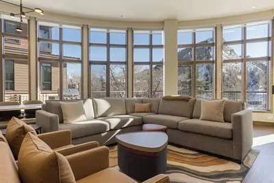 Image de Suite Platinum Ski In / Out Luxe, vue panoramique sur la montagne, pont fermé, service de voiturier, bain à remous