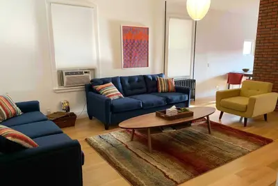 Image de Moderne 3 chambres / 2 salles de bain Apt avec un parking gratuit sur place. 5 miles de Manhattan