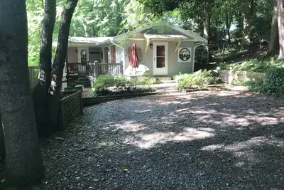 Image de Bienvenue au Lulu’s Cottage. Un endroit calme mais pratique à Wnc.