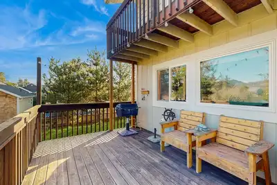 Image de Dog-friendly maison près de la plage w / grande terrasse, cour et foyer!
