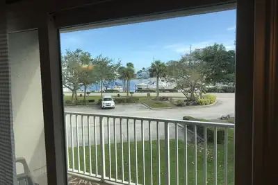 Image de Magnifiquement décorée, belle vue sur le port, à seulement 2 miles de la plage!