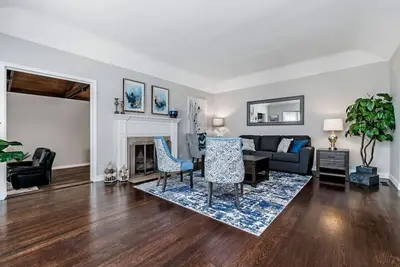 Image de Relaxing Large Gated Pool Home au coeur de Glendale! !