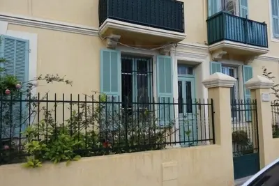 Appartement idéalement situé, à proximité des plages et des commerces.