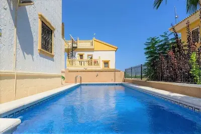 Image de Villa Rose est une location de 3 chambres avec piscine privée
