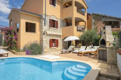 Image de Maison de vacances rustique avec piscine chauffée près de Pula