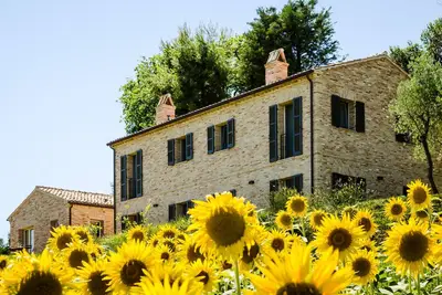 Image de Villa exclusive nichée dans les collines à quelques pas de la mer