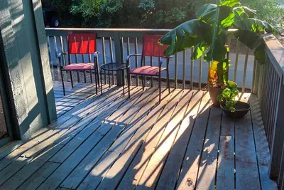 Image de Grand condo mis à jour près de Uga, centre ville et stade