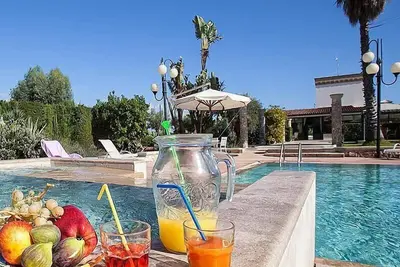 Image de Casa Ulivella: Un appartement élégant et accueillant entouré de verdure.