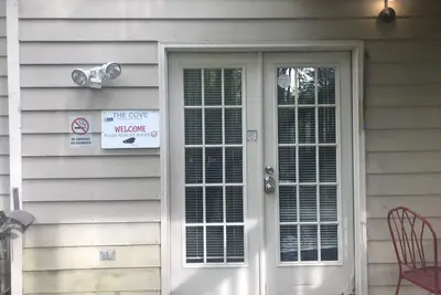 Image de Entrée privée Apt- Upscale Comm. Situé sur le bas de la maison.