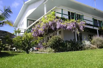 Aimeo Iti Studio dans jardin subtropical, très calme et pas loin d'une plage.