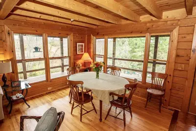 Image de Retraite maison en rondins spectaculaire - Randonnée, natation et minutes au centre-ville