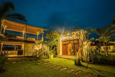 Cottage en teck de style balinais à Lembongan, avec une piscine et une immense pelouse