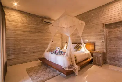 Image de Cottage en teck de style balinais à Lembongan, avec une piscine et une immense pelouse